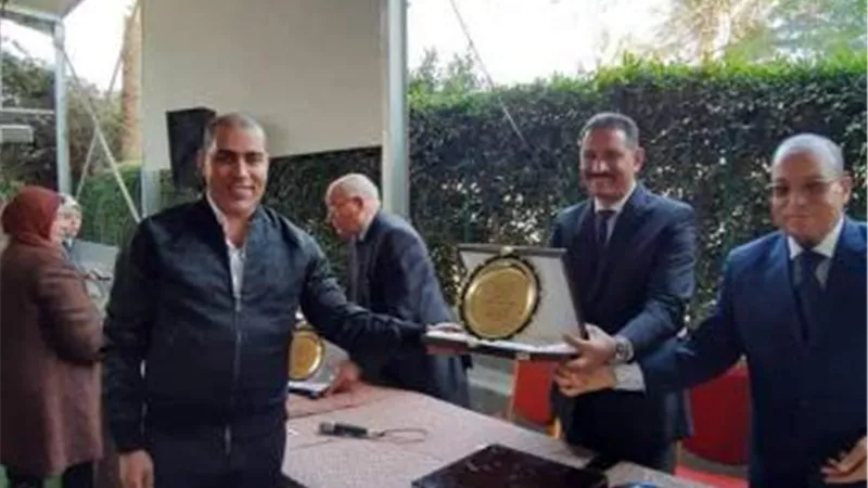 إدارة الهرم التعليمية تكرم رئيس مجلس إدارة مدارس المستقبل الحديثة
