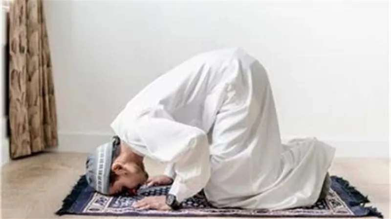 هل يجوز الصلاة بالحذاء؟.. الإفتاء تجيب