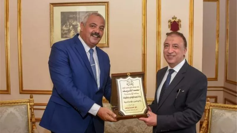 محافظ الثغر يجدد الثقة فى مدير إستاد الإسكندرية