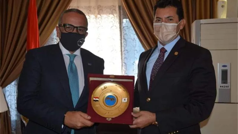 وزير الرياضة يكرم اللجنة الخماسية على جهودهم في إدارة اتحاد الكرة