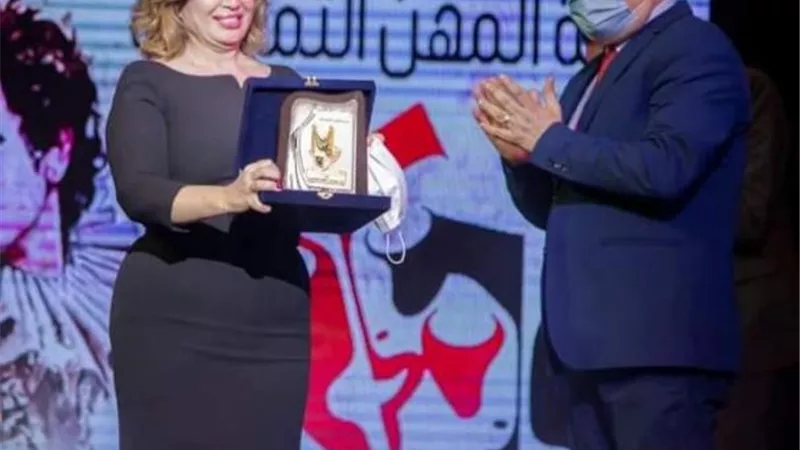 إلهام شاهين عن تكريمها من مهرجان المسرح: فخورة بمهنة الفن الإنسانية