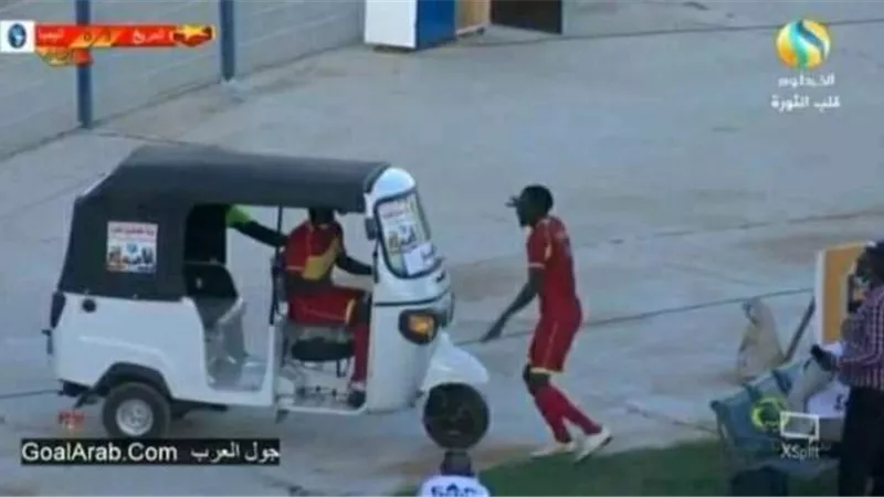 لاعب المريخ السوداني يحتفل بهدفه أمام أنيمبا داخل ”توكتوك” (صورة)