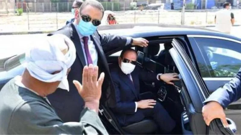 السيسي ينزل من سيارته استجابة لهتافات مواطنين بالشارع