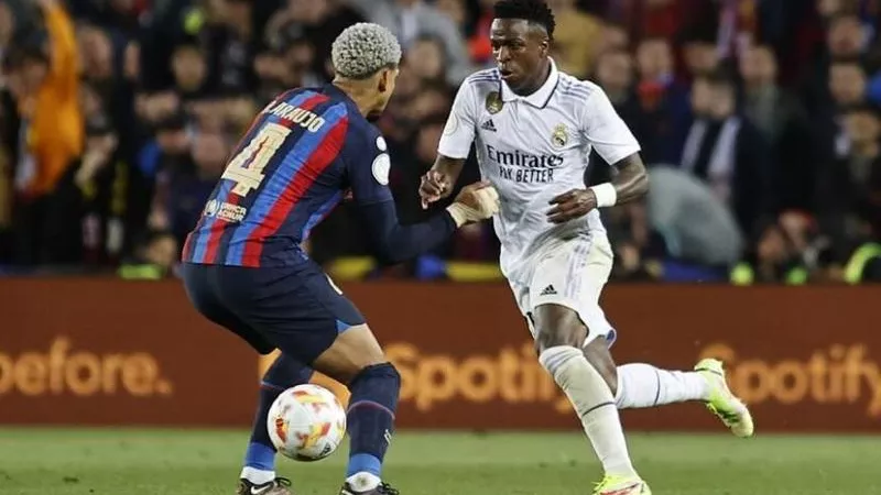 ريال مدريد وبرشلونة يسيطران على التشكيل المثالي للدوري الإسباني