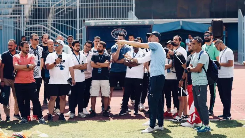 مدرب بيراميدز يحاضر مدربي البرنامج التعليمي بالتعاون مع بنفيكا