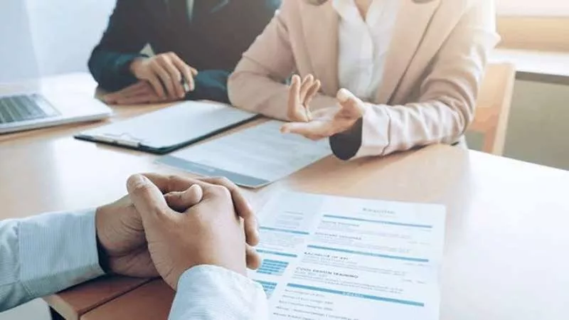 اسوأ تجارب مقابلات العمل: شركة تطلب من المتقدمين الزحف أرضاً