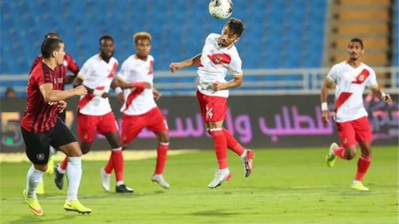 الأهلي يصطدم بالرائد في الدوري السعودي