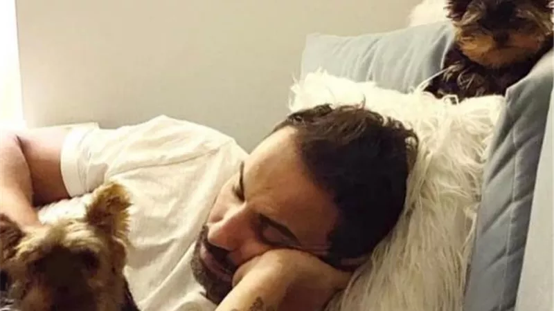 أحمد فهي ينشر صورة مع ”كلابه” الخاصة ويعلق: حراسي