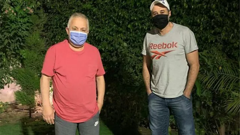 شاهد.. أول ظهور لـ أشرف ذكي برفقة أحمد السعدني بعد خضوعه لعملية جراحية