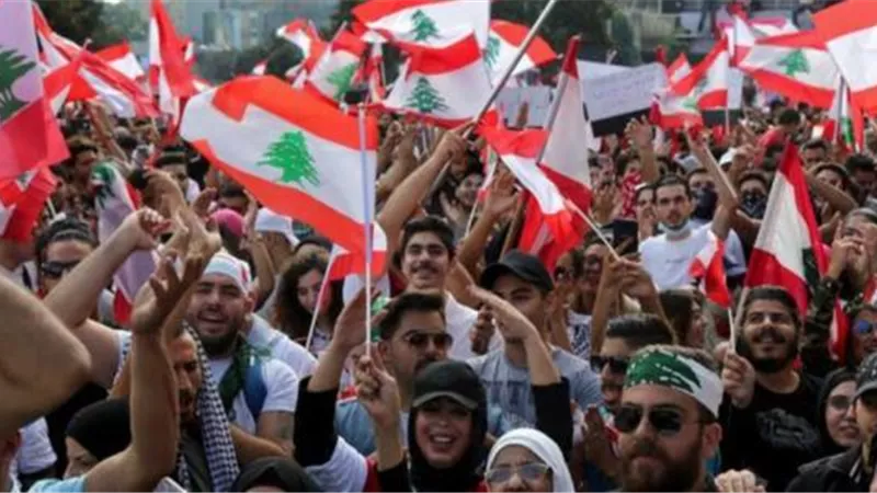 احتجاجات في شوراع لبنان بسبب ارتفاع سعر الدولار أمام الليرة
