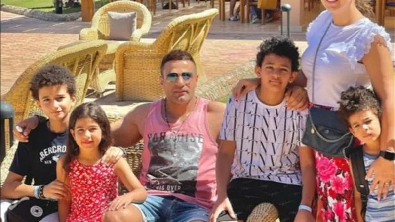 بالصورة.. محمد نور يخطف الأنظار في أحدث ظهور له برفقة زوجته وأولاده