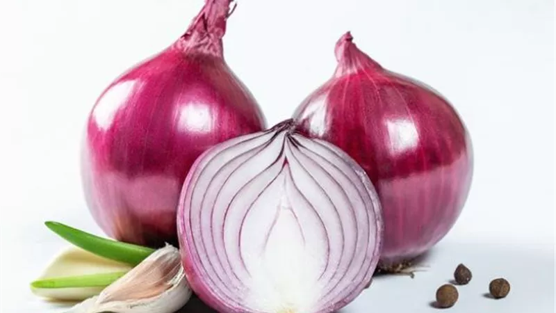 البصل.. الحل المثالي للحماية من تجاعيد البشرة