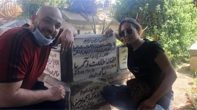 إيمي وعمر طلعت زكريا يزوران قبر والدهما (صور)