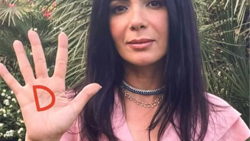 منى زكى تنعى زوجة الرئيس الراحل محمد  أنور السادات