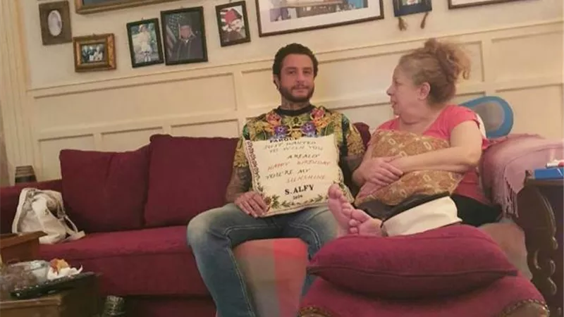 شاهد.. أحدث ظهور لـ سمية الألفي برفقة نجلها أحمد الفيشاوي