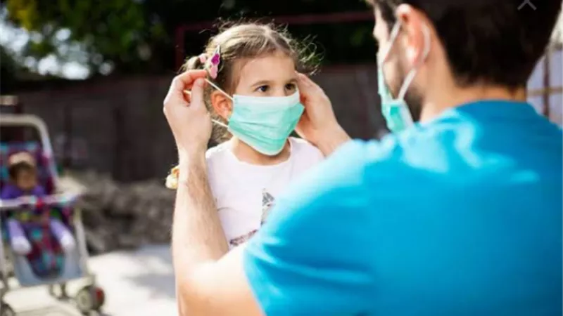 تحتوى على أمراض كثيرة.. هل ينصح بارتداء الكمامات للأطفال؟