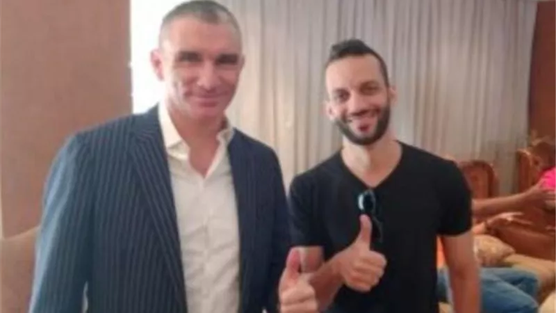 كارتيرون يوقع على عقود تجديده مع الزمالك