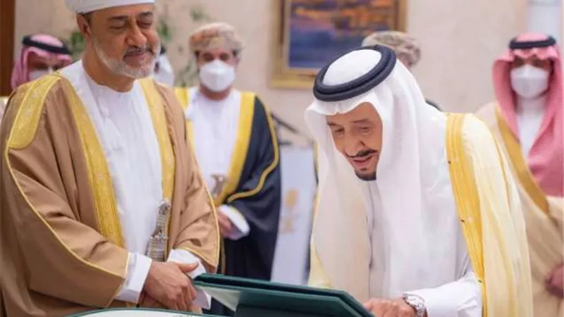 بالصور.. خادم الحرمين الشريفين يمنح سلطان عمان قلادة الملك عبدالعزيز