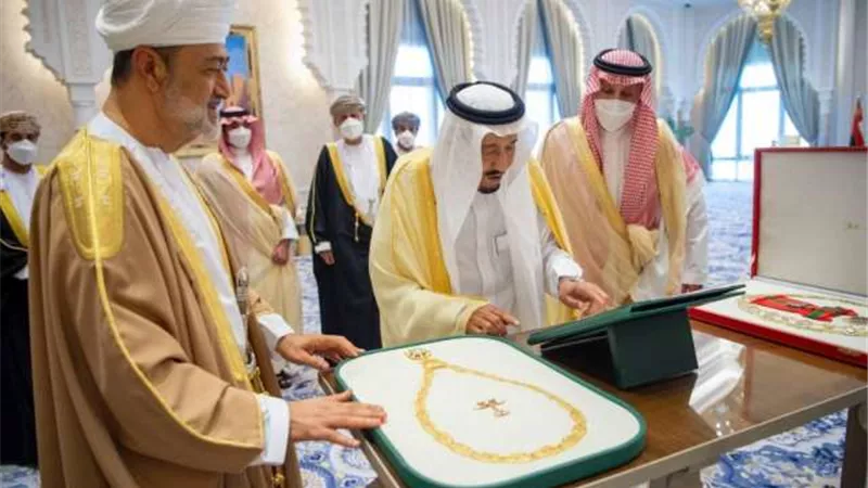 ما لا تعرفه عن الوسام الذي قلده الملك سلمان لـ سلطان عمان