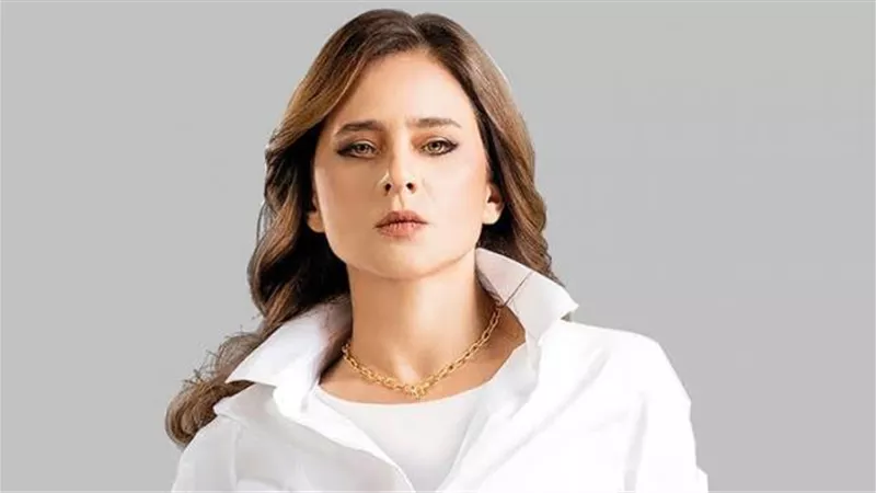 نيللي كريم تثير الجدل بصورها في حمام السباحة