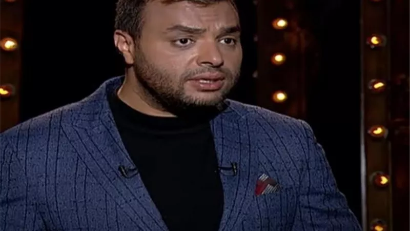 رامي صبري يصل لصلاة الجنازة على شقيقه