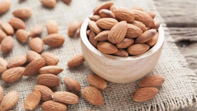 ماذا يحدث للجسم عند تناول اللوز يوميًا؟