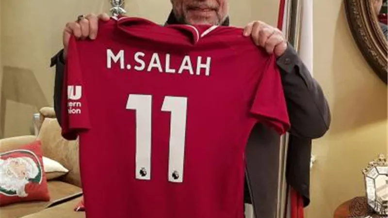 شريف منير يهنىء محمد صلاح بعيد ميلاده الـ 28