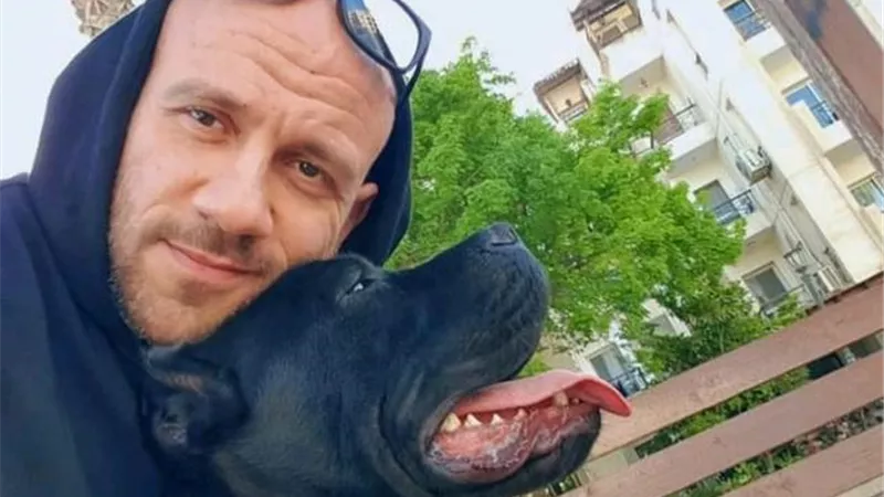 أحمد مكي يداعب جمهوره بصورة مع كلبه الخاص: شكرا حبيبي