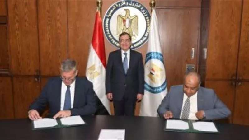 طارق الملا : إقامة شراكات جديدة بين شركات البترول المصرية وشلمبرجير العالمية