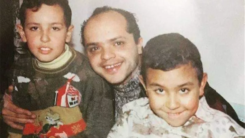 أيام الكحرتة.. محمد هنيدي في صورة نادرة مع نجم مسرح مصر: أبسط خلق الله
