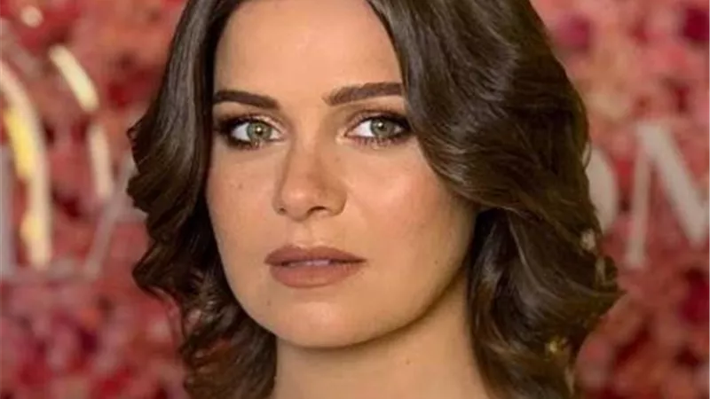 بالصور..  يسرا اللوزي تعلن الاعتزال بعد التنمر علي ”بنتها ”