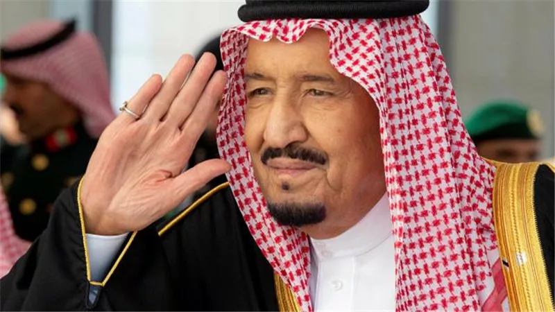 العاهل السعودي يوجه الدعوة لأمير قطر لحضور القمة الخليجية