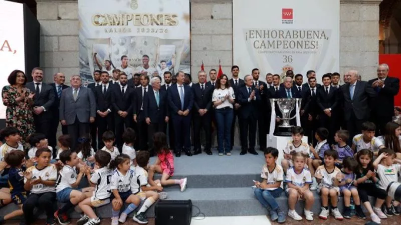 بيريز يوجه رسالة خاصة لـ أنشيلوتي في احتفالية تتويج ريال مدريد بالدوري.. فيديو
