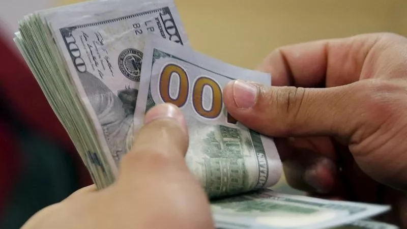 طوفان السوق السوداء .. جنون في سعر الدولار بالفترة المسائية