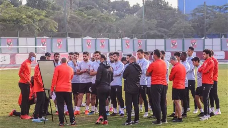 موسيماني يحاضر اللاعبين قبل انطلاق المران