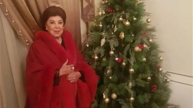 أمام شجرة الكريسماس.. رجاء الجداوي تهنىء محبيها بالعام الجديد