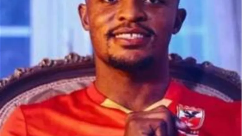 عاجل .. موليكا يرتدي قميص الاهلي ويتغزل في جماهيره