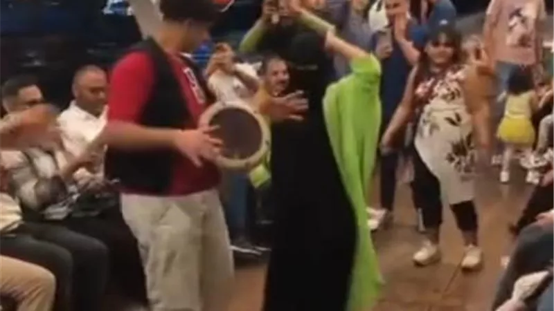 احترمي النقاب.. رقص فتاة في أحد المراكب يثر الجدل ما القصة ؟ (فيديوجراف)