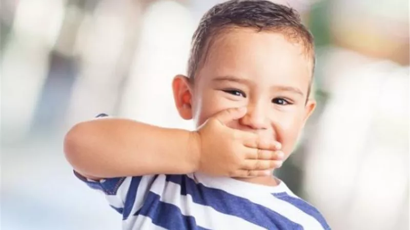 ما هي الأسباب الحقيقية وراء رائحة الفم الكريهة لطفلك؟