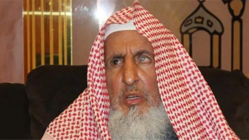 بعد تلقيه لقاح كورونا.. رسالة عاجلة من مفتي السعودية