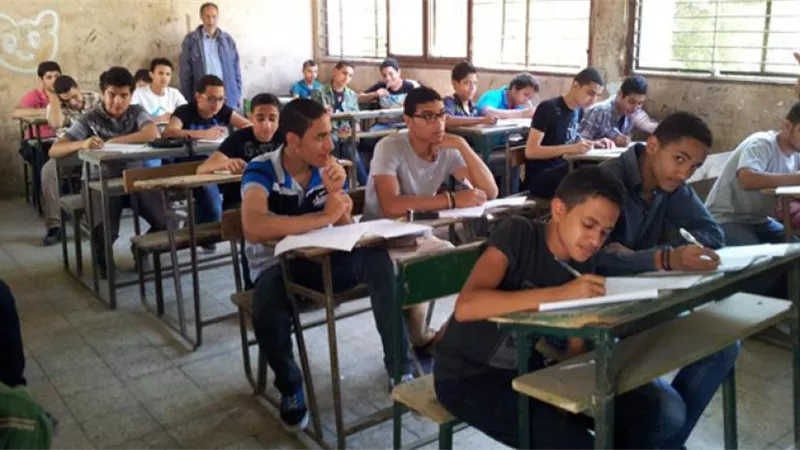 إحالة الطالب المتسبب فى تصوير ورقة امتحان اللغة العربية بالشهادة الإعدادية والملاحظين للتحقيق