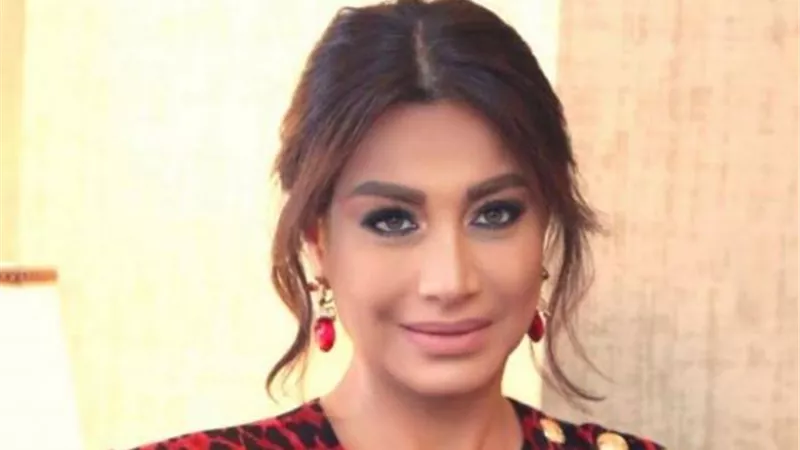 بسمة وهبة ترد على متابعة طالبتها بإرتداء الحجاب :اخرسي وخليكي في حالك يا حشرية