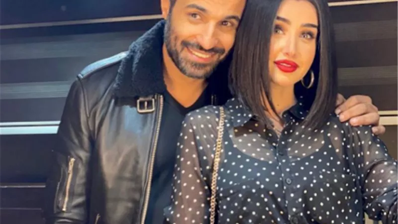 شاهد.. هنا الزاهد في صورة رومانسية مع زوجها