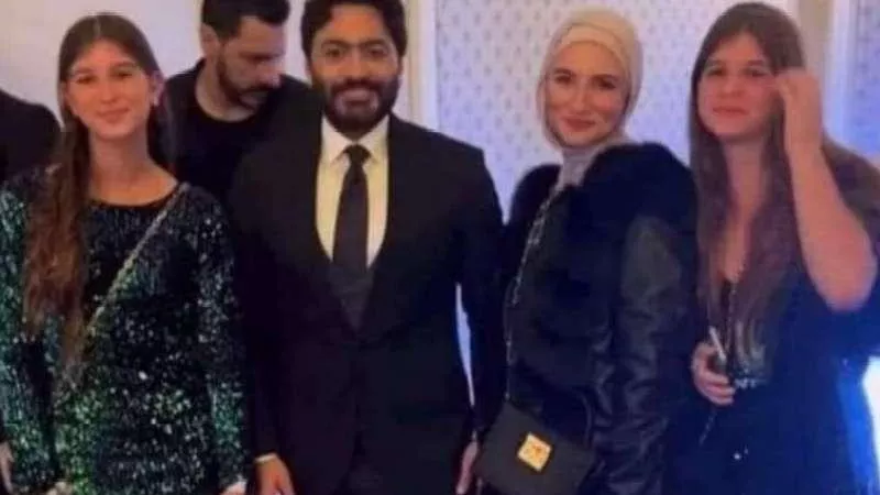 حرّمت الهوت شورت وتركت بناتها ترتديه.. حكاية تريند فدوى مواهب وتامر حسني (فيديوجراف)