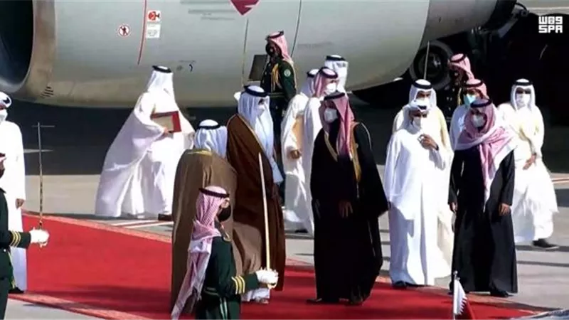 ولي العهد السعودي يستقبل تميم بن حمد لدى وصوله لمحافظة ”العلا” للمشاركة في القمة الخليجية