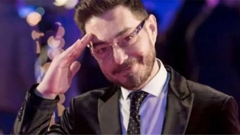 أحمد زاهر :المشاهد الساخنة و”البوس” سيئة جارية