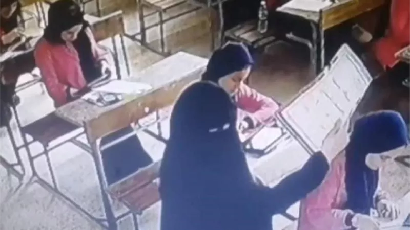 معلمة تخفف حرارة الجو على الطالبات بالامتحانات تشعل مواقع التواصل الاجتماعي