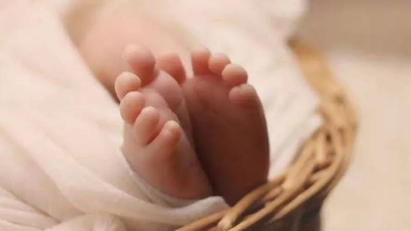”بسبب علاقة غير شرعية” الحكم بالسجن علي أم بتهمة القاء رضيعتها  في الصف