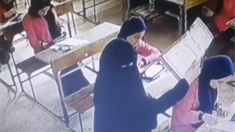 مدير تعليم كفر الشيخ يكرم المعلمة صاحبة فيديو التهوية على الطالبات
