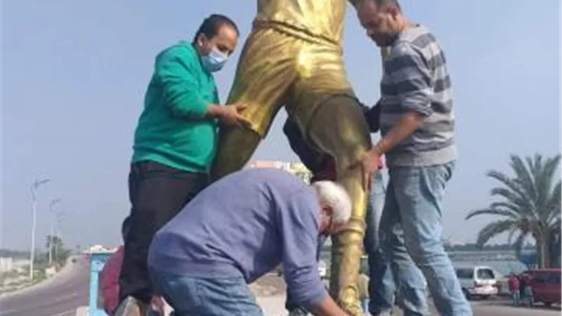 استعدادا لكأس العالم.. وضع تمثال للاعب كرة يد بمدخل الإسكندرية